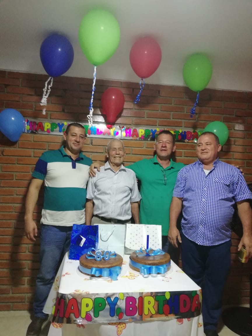El cumpleañero con sus hijos Felio, Jorge e Ignacio Osso Andrade.